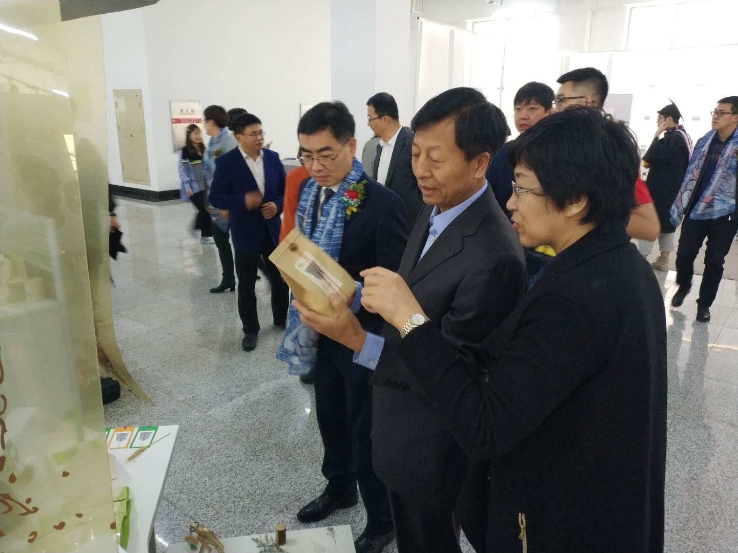 校党委副书记杨锐锋参观展览活动