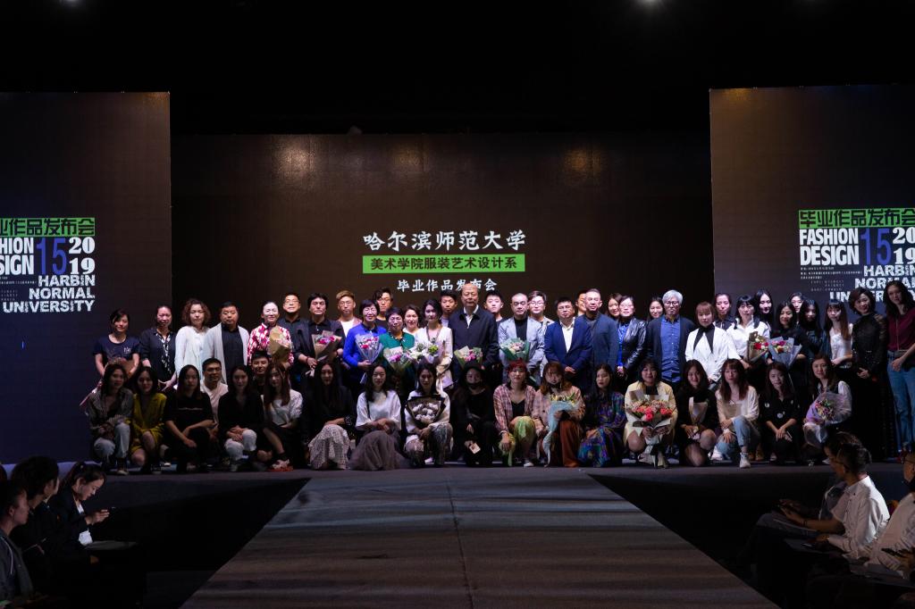 参加发布会的学校学院领导嘉宾与毕业生合影